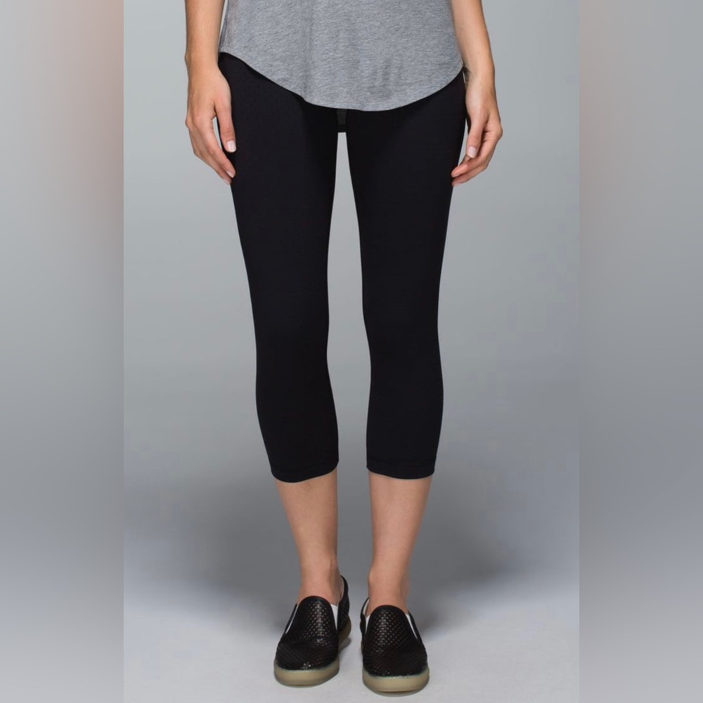 Lululemon Wunder Under Crop II Shine Black Dot Size 6